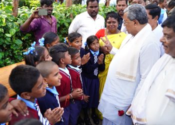 ಕೋಣನಕೆರೆ ಸರ್ಕಾರಿ ಗಿರಿಜನ ಆಶ್ರಮ ಶಾಲೆಗೆ ಸಿಎಂ ಸಿದ್ದರಾಮಯ್ಯ ದಿಢೀರ್ ಭೇಟಿ ಪರಿಶೀಲನೆ..!!