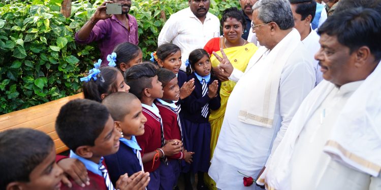 ಕೋಣನಕೆರೆ ಸರ್ಕಾರಿ ಗಿರಿಜನ ಆಶ್ರಮ ಶಾಲೆಗೆ ಸಿಎಂ ಸಿದ್ದರಾಮಯ್ಯ ದಿಢೀರ್ ಭೇಟಿ ಪರಿಶೀಲನೆ..!!