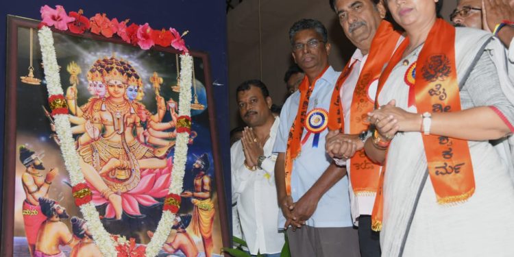 ವಿಶ್ವಕರ್ಮ ನಿಗಮ ಸ್ಥಾಪನೆ ಮತ್ತು ವಿಶ್ವಕರ್ಮ ಜಯಂತಿ ಆಚರಣೆ ಮೂಲಕ ಮುಖ್ಯಮಂತ್ರಿ ಸಿದ್ದರಾಮಯ್ಯನವರಿಂದ ಸಣ್ಣ ಸಮುದಾಯಕ್ಕೆ ದೊಡ್ಡ ಕೊಡುಗೆ -ಸಚಿವೆ ಲಕ್ಷ್ಮೀ ಹೆಬ್ಬಾಳ್ಕರ್ ಪ್ರಶಂಸೆ..!!