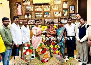 ಕರೆಂಟ್ ಶಾಕ್ ಗೆ ಬಲಿಯಾದ ದಂಪತಿ: ಮೃತರ ತಾಯಿಗೆ 10 ಲಕ್ಷ ರೂ. ಚೆಕ್ ವಿತರಿಸಿದ ಸಚಿವೆ ಲಕ್ಷ್ಮೀ ಹೆಬ್ಬಾಳ್ಕರ್…!!