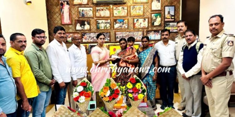 ಕರೆಂಟ್ ಶಾಕ್ ಗೆ ಬಲಿಯಾದ ದಂಪತಿ: ಮೃತರ ತಾಯಿಗೆ 10 ಲಕ್ಷ ರೂ. ಚೆಕ್ ವಿತರಿಸಿದ ಸಚಿವೆ ಲಕ್ಷ್ಮೀ ಹೆಬ್ಬಾಳ್ಕರ್…!!