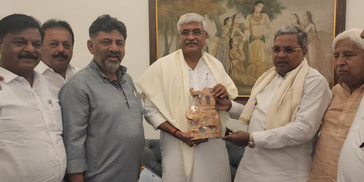 ಕಾವೇರಿ ನದಿ ನೀರು ಹಂಚಿಕೆ ಸಂಬಂಧ ಕೇಂದ್ರ ಜಲ ಶಕ್ತಿ ಸಚಿವರನ್ನು ಭೇಟಿಯಾದ ಸಿಎಂ ಸಿದ್ದರಾಮಯ್ಯ & ಡಿ.ಕೆ. ಶಿವಕುಮಾರ್..!!