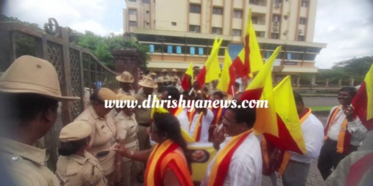 ಉಡುಪಿ : ಜಿಲ್ಲಾಧಿಕಾರಿ ಕಛೇರಿ ಮುತ್ತಿಗೆಗೆ ಯತ್ನ: ಕರವೇ ಕಾರ್ಯಕರ್ತರು ಪೊಲೀಸ್ ವಶಕ್ಕೆ..!!