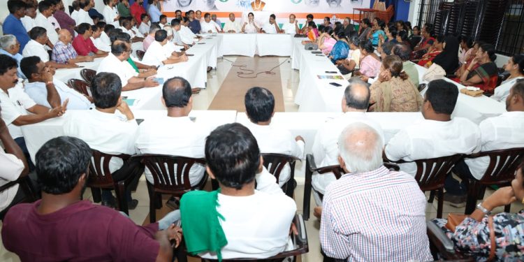 ತಿಂಗಳಲ್ಲಿ 4 ದಿನ ಉಡುಪಿಯಲ್ಲಿ ವಾಸ್ತವ್ಯ – ಲಕ್ಷ್ಮೀ ಹೆಬ್ಬಾಳಕರ್..!!  ಪಕ್ಷ ಸಂಘಟನೆ‌ಗೆ ಹೆಚ್ಚಿನ ಒತ್ತು ನೀಡೋಣ ಎಂದ ಸಚಿವರು..!!