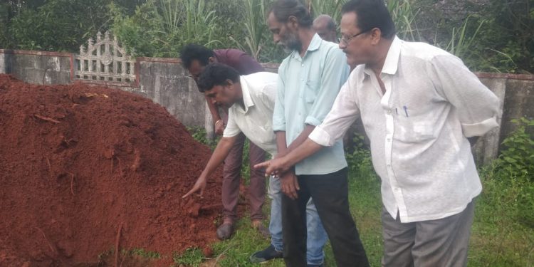 ಉಡುಪಿ: ರಸ್ತೆ ಮಧ್ಯದಲ್ಲಿಯೇ ಬೃಹತ್ ಕೃತಕ ಹೊಂಡ,ಗುಹಾಸಮಾಧಿ ಪತ್ತೆ..!!