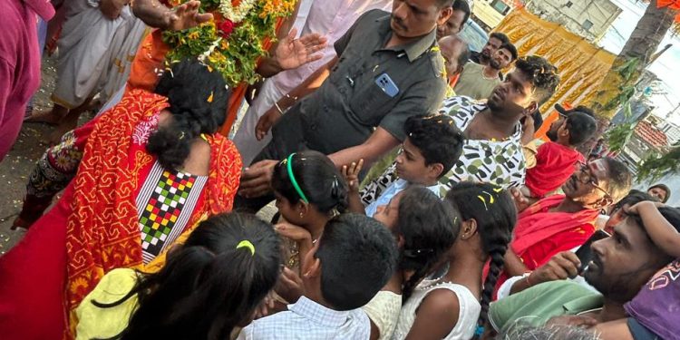 ಮೈಸೂರಿನ ದಲಿತರ ಕೇರಿಯಲ್ಲಿ ಪೇಜಾವರ ಶ್ರೀಗಳ ಮಿಂಚಿನ ಸಂಚಾರ..!!