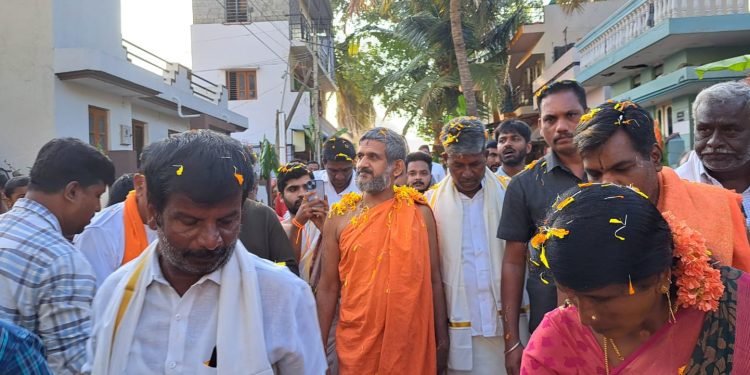 ಕುರಿ ಮಂಡಿಯ ದಲಿತಕೇರಿಯಲ್ಲಿ ಪೇಜಾವರ ಶ್ರೀ ಸಾಮರಸ್ಯ ನಡಿಗೆ..!!