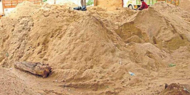 ಉಳ್ಳಾಲ : ಅಕ್ರಮ ಮರಳು ಸಾಗಾಟ ಮಾಡುತಿದ್ದ ಚಾಲಕನ ಬಂಧನ : ಲಾರಿ ವಶಕ್ಕೆ…!!