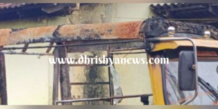 ಉಡುಪಿ : ಸಾರಾಯಿ ಕುಡಿದು ಗಾಂಜಾ ನಶೆಯಲ್ಲಿ ಆಟೋರಿಕ್ಷಕ್ಕೆ ಬೆಂಕಿ ಹಚ್ಚಿ ಹುಚ್ಚಾಟ ನಡೆಸಿದ ಭೂಪ ಪೊಲೀಸ್ ವಶಕ್ಕೆ …!