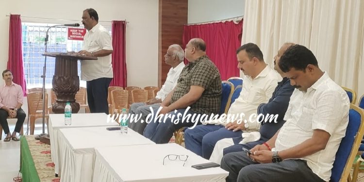 ಕಾಪು : ರಾಜ್ಯ ಸರ್ಕಾರದ ಜನ ವಿರೋಧಿ ನೀತಿಯನ್ನು ಖಂಡಿಸಿ ಲಾರಿ ಟೆಂಪೋ ಮಾಲಕರ ಸಮಸ್ಯೆಗೆ ಧ್ವನಿ ಎತ್ತಿದ ಶಾಸಕ ಗುರ್ಮೆ ಸುರೇಶ್ ಶೆಟ್ಟಿ..!!