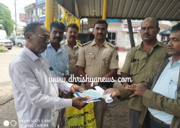 ಉಡುಪಿ : ಕಳೆದುಹೋದ ಚೆಕ್ ಮತ್ತು ದಾಖಲೆಗಳನ್ನು  ಹಸ್ತಾಂತರಿಸುವ  ಮೂಲಕ ಪ್ರಾಮಾಣಿಕತೆ ಮೆರೆದ ಆಟೋರಿಕ್ಷಾ ಚಾಲಕರ ಮತ್ತು ಮಾಲಕರ ಸಂಘ (ರಿ)ಮಣಿಪಾಲ ಇದರ ಸದಸ್ಯರು..!!