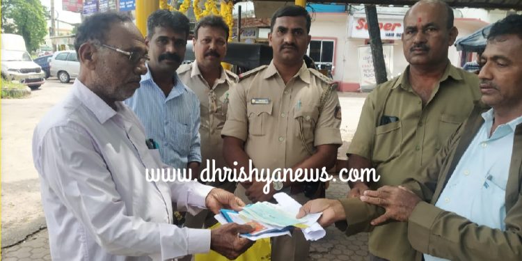 ಉಡುಪಿ : ಕಳೆದುಹೋದ ಚೆಕ್ ಮತ್ತು ದಾಖಲೆಗಳನ್ನು  ಹಸ್ತಾಂತರಿಸುವ  ಮೂಲಕ ಪ್ರಾಮಾಣಿಕತೆ ಮೆರೆದ ಆಟೋರಿಕ್ಷಾ ಚಾಲಕರ ಮತ್ತು ಮಾಲಕರ ಸಂಘ (ರಿ)ಮಣಿಪಾಲ ಇದರ ಸದಸ್ಯರು..!!