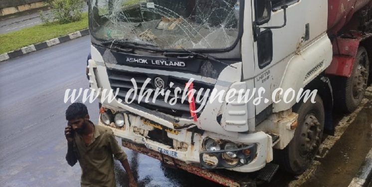 ಉಡುಪಿ:ಬಲೈಪಾದೆ – ಅಂಬಲಪಾಡಿ ಮಾರ್ಗದಲ್ಲಿ  ಟ್ಯಾಂಕರ್  ಅಪಘಾತದಿಂದ  ರಸ್ತೆಗೆ ಚೆಲ್ಲಿದ ಆಯಿಲ್ –   ವಾಹನ ಸವಾರರು ಎಚ್ಚರಿಕೆ ವಹಿಸುವಂತೆ ಸೂಚನೆ..!!!!