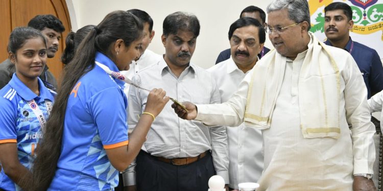 ವಿಶ್ವ ಕ್ರಿಕೆಟ್ ಪಂದ್ಯಾವಳಿ: ಚಿನ್ನದ ಪದಕ ಗೆದ್ದ ಅಂಧ ಮಹಿಳಾ,ರಜತ ಪದಕ ಗೆದ್ದ ಅಂಧ ಪುರುಷ ತಂಡದ ಆಟಗಾರರಿಗೆ ಸಿ.ಎಂ. ಸಿದ್ದರಾಮಯ್ಯ ಅಭಿನಂದನೆ…!!