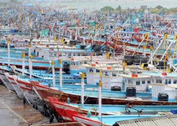 ಭಾರಿ ಗಾಳಿ ಹಿನ್ನೆಲೆ ಮೀನುಗಾರಿಕೆಯನ್ನು ಸ್ಥಗಿತ ಗೊಳಿಸಿ ದಡ ಸೇರಿದ ಬೊಟ್ ಗಳು..!!