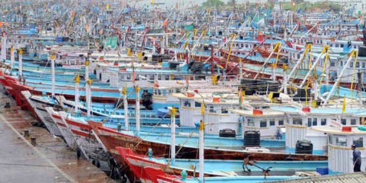 ಭಾರಿ ಗಾಳಿ ಹಿನ್ನೆಲೆ ಮೀನುಗಾರಿಕೆಯನ್ನು ಸ್ಥಗಿತ ಗೊಳಿಸಿ ದಡ ಸೇರಿದ ಬೊಟ್ ಗಳು..!!