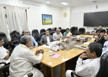 ಬೆಂಗಳೂರು:ಮುಖ್ಯಮಂತ್ರಿಯವರನ್ನು ಭೇಟಿಯಾದ 7 ನೇ ವೇತನ ಆಯೋಗದ ಸದಸ್ಯರ ನಿಯೋಗ ..!!