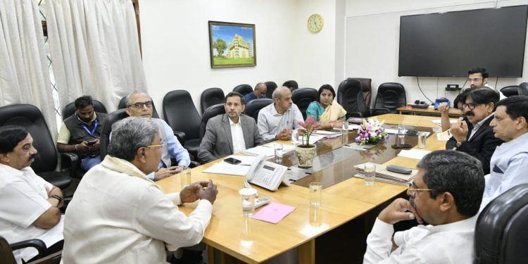 ಬೆಂಗಳೂರು:ಮುಖ್ಯಮಂತ್ರಿಯವರನ್ನು ಭೇಟಿಯಾದ 7 ನೇ ವೇತನ ಆಯೋಗದ ಸದಸ್ಯರ ನಿಯೋಗ ..!!