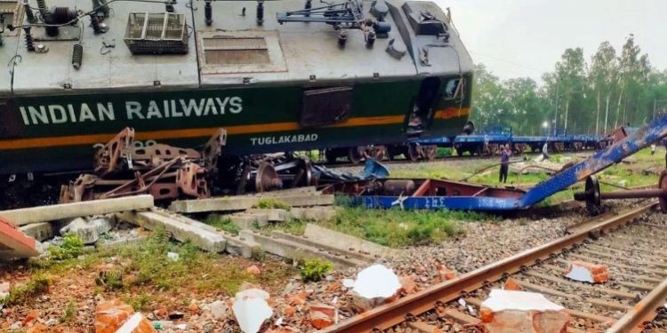 ಆಂಧ್ರ ರೈಲು ದುರಂತ: ಮೃತರ ಸಂಖ್ಯೆ 13ಕ್ಕೆ ಏರಿಕೆ,18 ರೈಲು ರದ್ದು, 22 ಮಾರ್ಗ ಬದಲಾವಣೆ…!!