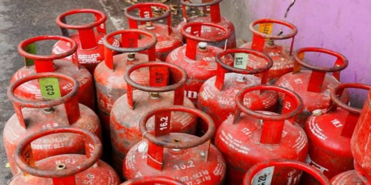 ಉಜ್ವಲ ಫಲಾನುಭವಿಗಳಿಗೆ ಶುಭ ಸುದ್ದಿ : ಸಿಲಿಂಡರ್ ಸಬ್ಸಿಡಿ 200 ರಿಂದ 300 ರುಪಾಯಿಗೆ ಹೆಚ್ಚಳ ..!!