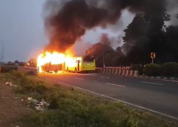 ಮಹಾರಾಷ್ಟ್ರ : ‘ಮರಾಠ ಮೀಸಲಾತಿ’ ಹೋರಾಟ :ಹೋರಾಟಗಾರರಿಂದ ಎನ್ ಸಿ ಪಿ ಇಬ್ಬರು ಶಾಸಕರುಗಳ ಮೆನೆಗೆ ಬೆಂಕಿ ಹಚ್ಚಿ ಆಕ್ರೋಶ ..!!