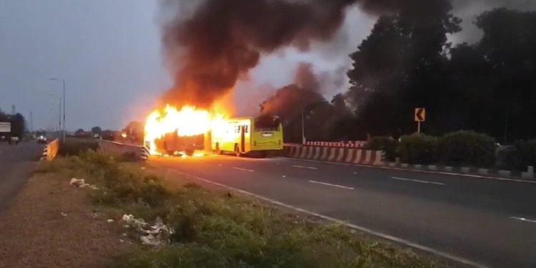 ಮಹಾರಾಷ್ಟ್ರ : ‘ಮರಾಠ ಮೀಸಲಾತಿ’ ಹೋರಾಟ :ಹೋರಾಟಗಾರರಿಂದ ಎನ್ ಸಿ ಪಿ ಇಬ್ಬರು ಶಾಸಕರುಗಳ ಮೆನೆಗೆ ಬೆಂಕಿ ಹಚ್ಚಿ ಆಕ್ರೋಶ ..!!