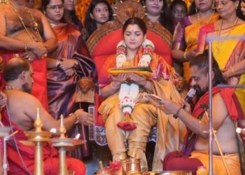 ಕೇರಳ: ತ್ರಿಶೂರ್ನ ವಿಷ್ಣುಮಾಯ ದೇವಾಲಯದಲ್ಲಿ ನಟಿ ಖುಷ್ಬೂ ಪಾದ ತೊಳೆದು ನಾರಿ ಪೂಜೆ..!