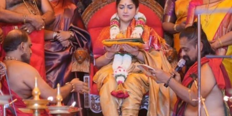 ಕೇರಳ: ತ್ರಿಶೂರ್​ನ ವಿಷ್ಣುಮಾಯ ದೇವಾಲಯದಲ್ಲಿ ನಟಿ ಖುಷ್ಬೂ ಪಾದ ತೊಳೆದು ನಾರಿ ಪೂಜೆ..!