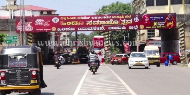 ಉಡುಪಿ: ನಗರ ಸಭೆ ವ್ಯಾಪ್ತಿಯಲ್ಲಿ ಅನಧಿಕೃತ ಬ್ಯಾನರ್ ಮತ್ತು ಕಟೌಟ್‌ಗಳ ತೆರವು ಕಾರ್ಯಾಚರಣೆ..!!