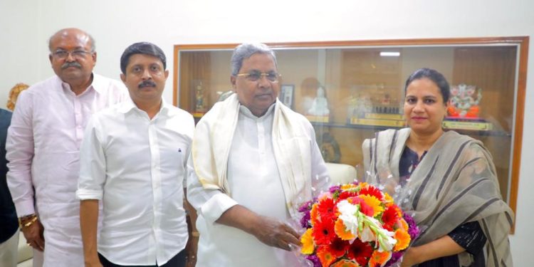 ಅಶ್ವಿನಿ ಪುನೀತ್ ರಾಜ್ ಕುಮಾರ್, ಸಿ. ಎಂ ಸಿದ್ದರಾಮಯ್ಯ ಭೇಟಿ..!!