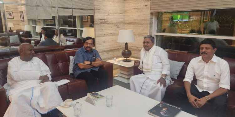 ಮುಖ್ಯಮಂತ್ರಿ ಸಿದ್ದರಾಮಯ್ಯ ಮಾಜಿ ಪ್ರಧಾನಿ ದೇವೇಗೌಡರ ಅನಿರೀಕ್ಷಿತ ಭೇಟಿ..!!