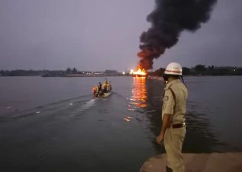 ಮಂಗಳೂರು: ಹಳೆ ಬಂದರು ದಕ್ಕೆ ಬಳಿ ಲಂಗರು ಹಾಕಿದ್ದ ಬೋಟ್ ಗೆ ಏಕಾಏಕಿ ಹತ್ತಿಕೊಂಡ ಬೆಂಕಿ..!!