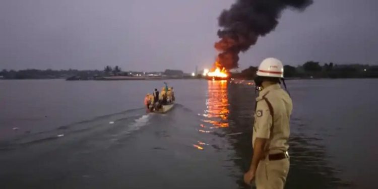 ಮಂಗಳೂರು: ಹಳೆ ಬಂದರು ದಕ್ಕೆ ಬಳಿ ಲಂಗರು ಹಾಕಿದ್ದ ಬೋಟ್ ಗೆ ಏಕಾಏಕಿ ಹತ್ತಿಕೊಂಡ ಬೆಂಕಿ..!!