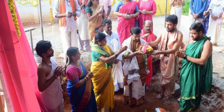 ದೊಡ್ಡಣಗುಡ್ಡೆ :ಶ್ರೀ ಗಾಯತ್ರಿ ದೇವಿಯ ಶಿಲಾಮಯ ಗುಡಿಗೆ ಧರ್ಮದರ್ಶಿ ಶ್ರೀ ರಮಾನಂದ ಗುರೂಜಿ ಅವರಿಂದ ಶಿಲಾ ಮುಹೂರ್ತ..!!