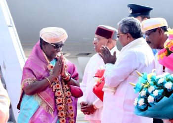 ಬೆಂಗಳೂರು : ರಾಜ್ಯಕ್ಕೆ ರಾಷ್ಟ್ರಪತಿ ದ್ರೌಪದಿ ಮುರ್ಮು ಆಗಮನ: ಮುಖ್ಯಮಂತ್ರಿ ಸಿದ್ದರಾಮಯ್ಯರಿಂದ ಸ್ವಾಗತ..!!