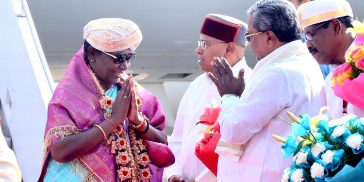 ಬೆಂಗಳೂರು : ರಾಜ್ಯಕ್ಕೆ ರಾಷ್ಟ್ರಪತಿ ದ್ರೌಪದಿ ಮುರ್ಮು ಆಗಮನ: ಮುಖ್ಯಮಂತ್ರಿ ಸಿದ್ದರಾಮಯ್ಯರಿಂದ ಸ್ವಾಗತ..!!