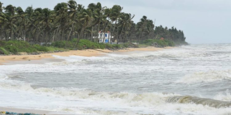 ಅರಬ್ಬಿ ಸಮುದ್ರದಲ್ಲಿ ವಾಯುಭಾರ ಕುಸಿತ: ಪ್ರವಾಸಿಗರು, ಸ್ಥಳೀಯರು,ಮೀನುಗಾರರು ಸಮುದ್ರಕ್ಕೆ ಇಳಿಯದಂತೆ ಎಚ್ಚರಿಕೆ..!!