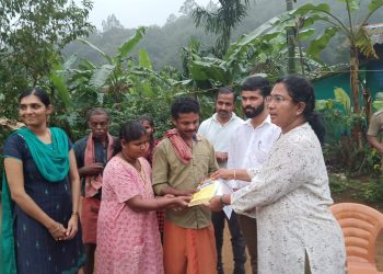 ಉಡುಪಿ :ಪಶ್ಚಿಮ ಘಟ್ಟಗಳ ಕಾಡಿನ ಅಂಚಿನಲ್ಲಿ ವಾಸಿಸುವ ಮಲೆಕುಡಿಯ ಜನಾಂಗದವರ ಸಮಸ್ಯೆ ಆಲಿಸಿದ ಜಿಲ್ಲಾಧಿಕಾರಿಗಳು…!!