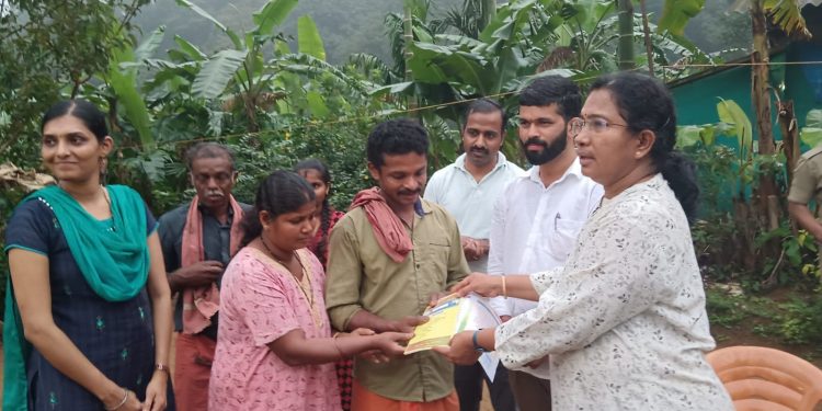 ಉಡುಪಿ :ಪಶ್ಚಿಮ ಘಟ್ಟಗಳ ಕಾಡಿನ ಅಂಚಿನಲ್ಲಿ ವಾಸಿಸುವ ಮಲೆಕುಡಿಯ ಜನಾಂಗದವರ ಸಮಸ್ಯೆ ಆಲಿಸಿದ ಜಿಲ್ಲಾಧಿಕಾರಿಗಳು…!!