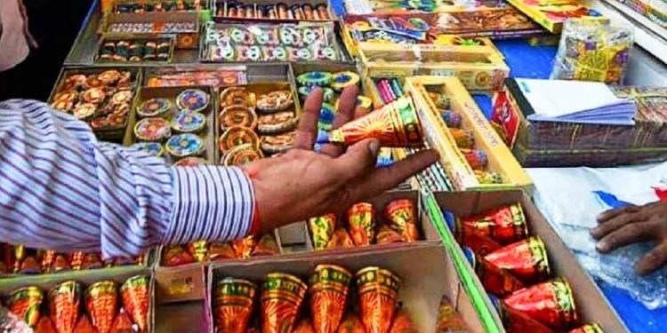 ಪಟಾಕಿ ವ್ಯಾಪಾರಕ್ಕೆ ಅವಕಾಶ ಮಾಡಿಕೊಡುವಂತೆ ಜಿಲ್ಲಾ ವರ್ತಕರ ಸಂಘ ಒತ್ತಾಯ..!!