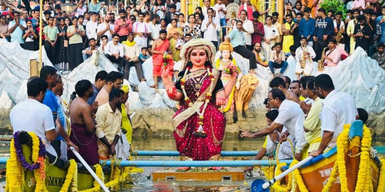 ಮಂಗಳೂರು ದಸರಾ :ಗಣಪತಿ,ಶಾರದೆಮಾತೆ ಆದಿಶಕ್ತಿ,ನವದುರ್ಗೆಯರ ಜಲಸ್ತಂಭನದ ಮೂಲಕ ದಸರಾ ವೈಭವಕ್ಕೆ ಅದ್ದೂರಿ ತೆರೆ..!!