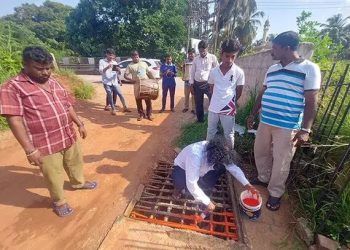ಉಡುಪಿ :ನಾಗರಿಕ ಸಮಿತಿ ವತಿಯಿಂದ ಪ್ರಧಾನಿ  ಮೋದಿ ಸ್ವಚ್ಚತಾ ಆಂದೋಲನ ಕರೆ‌ಕೊಟ್ಟ ಹಿನ್ನಲೆಯಲ್ಲಿ ಅಪೂರ್ಣ ಕಾಮಗಾರಿ ವಿರುದ್ದ  ಅಣುಕು ಸ್ವಚ್ಛತಾ ಕಾರ್ಯ..!!