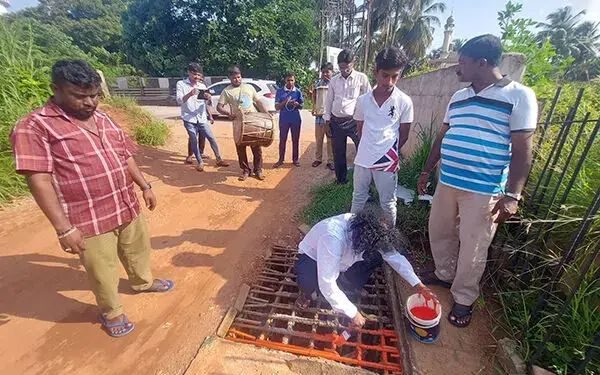 ಉಡುಪಿ :ನಾಗರಿಕ ಸಮಿತಿ ವತಿಯಿಂದ ಪ್ರಧಾನಿ  ಮೋದಿ ಸ್ವಚ್ಚತಾ ಆಂದೋಲನ ಕರೆ‌ಕೊಟ್ಟ ಹಿನ್ನಲೆಯಲ್ಲಿ ಅಪೂರ್ಣ ಕಾಮಗಾರಿ ವಿರುದ್ದ  ಅಣುಕು ಸ್ವಚ್ಛತಾ ಕಾರ್ಯ..!!
