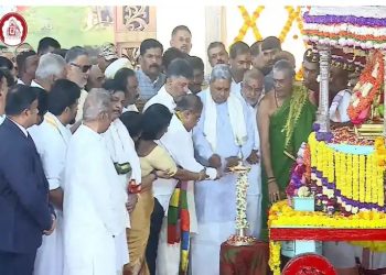 ಮೈಸೂರು :ನಾಡ ಹಬ್ಬ ದಸರಾ ಮಹೋತ್ಸವಕ್ಕೆ ಚಾಮುಂಡಿ ಬೆಟ್ಟದಲ್ಲಿ ಖ್ಯಾತ ಸಂಗೀತ ನಿರ್ದೇಶಕ ನಾದಬ್ರಹ್ಮ ಹಂಸಲೇಖ ಅವರಿಂದ ಚಾಲನೆ..!!