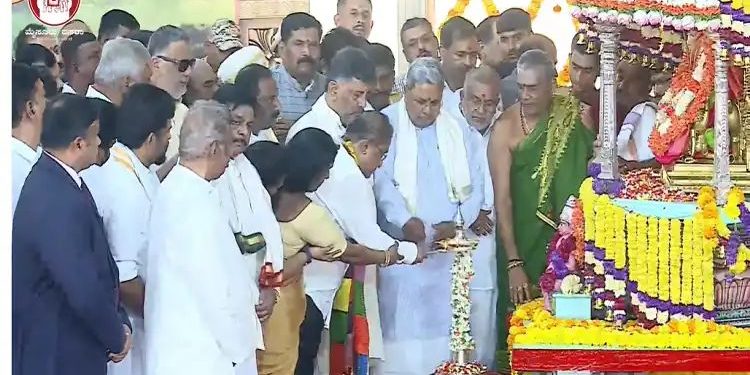 ಮೈಸೂರು :ನಾಡ ಹಬ್ಬ ದಸರಾ ಮಹೋತ್ಸವಕ್ಕೆ ಚಾಮುಂಡಿ ಬೆಟ್ಟದಲ್ಲಿ ಖ್ಯಾತ ಸಂಗೀತ ನಿರ್ದೇಶಕ ನಾದಬ್ರಹ್ಮ ಹಂಸಲೇಖ ಅವರಿಂದ ಚಾಲನೆ..!!