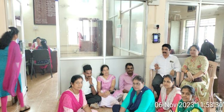 ಬಿಜೆಪಿ ಸದಸ್ಯರಿಂದ ಮುಖ್ಯಾಧಿಕಾರಿ ಕಛೇರಿ ಮುಂದೆ ಪ್ರತಿಭಟನೆ