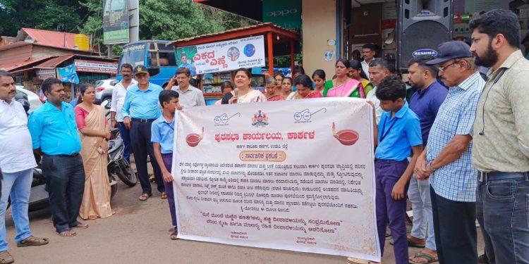 ಕಾರ್ಕಳ ಬಸ್ ನಿಲ್ದಾಣದಲ್ಲಿ ಹಸಿರು ಪಟಾಕಿ ಬಳಸುವ ಸಾರ್ವಜನಿಕ ಸಹಿ ಸಂಗ್ರಹ ಅಭಿಯಾನ..!!