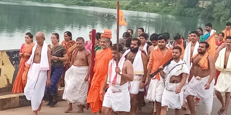 ಉಡುಪಿ : ಶ್ರೀ ಕೃಷ್ಣಮಠದಿಂದ ನೀಲಾವರ ಗೋಶಾಲೆಗೆ ಪೇಜಾವರ ಶ್ರೀ ವಿಶ್ವ ಪ್ರಸನ್ನ ತೀರ್ಥ ಶ್ರೀಪಾದರ ಏಳನೇ ವರ್ಷದ ಪಾದಯಾತ್ರೆ..!!