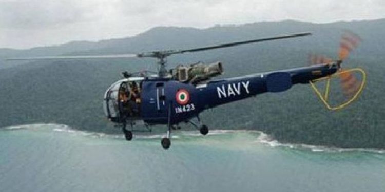 ಭಾರತೀಯ ನೌಕಾಪಡೆಯ ಹೆಲಿಕಾಪ್ಟರ್ ಕೊಚ್ಚಿ ವಿಮಾನ ನಿಲ್ದಾಣದಲ್ಲಿ ಪತನ – ಓರ್ವ ಅಧಿಕಾರಿ ಸಾವು..!!