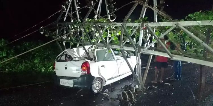 ಬೆಳ್ತಂಗಡಿ – ಮಳೆ ಅಬ್ಬರಕ್ಕೆ ರಸ್ತೆ ಮೇಲೆ ಕುಸಿದು ಬಿದ್ದ 33 ಕೆವಿ ವಿದ್ಯುತ್ ಟವರ್..!!